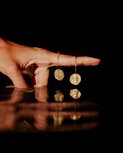 Pendientes de aro con monedas