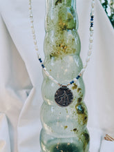Cargar imagen en el visor de la galería, Gargantilla de moneda. Venus, perlas y lapislázuli.