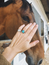 Cargar imagen en el visor de la galería, Anillo con turquesa. Estilo tradicional