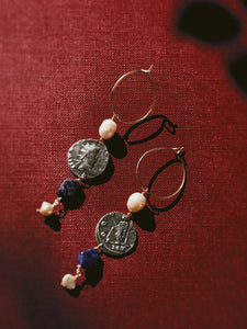 Pendientes de aro con monedas y piedras
