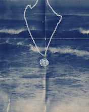 Cargar imagen en el visor de la galería, Collar amuleto de plata 925 con moneda antigua