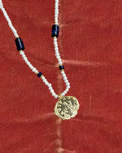 Cargar imagen en el visor de la galería, Collar artesanal de perlas con medallón dorado y piedras de lápiz lazuli

