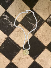 Cargar imagen en el visor de la galería, Collar artesanal de perlas con medalla dorada