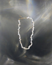 Cargar imagen en el visor de la galería, Collar de perlas naturales cultivadas hecho a mano, joyería artesanal elegante y atemporal