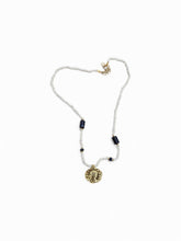 Cargar imagen en el visor de la galería, Collar de perlas naturales con lápiz lazuli y medallón dorado artesanal