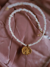 Cargar imagen en el visor de la galería, Gagantilla de perlas con moneda antigua chapada en oro