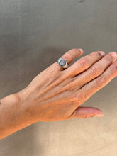 Cargar imagen en el visor de la galería, Anillo Sello Oval - Oval Pinky Signet