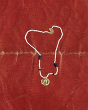 Cargar imagen en el visor de la galería, Collar de Perlas con Lápiz Lazuli y Medallón Dorado