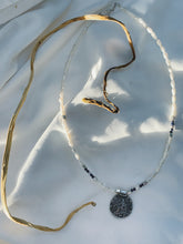 Cargar imagen en el visor de la galería, Gargantilla de moneda. Venus, perlas y lapislázuli.
