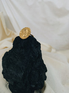 moneda romana en anillo bañado en oro