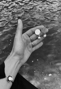 Pendientes con moneda Yallah y perlas de agua dulce.