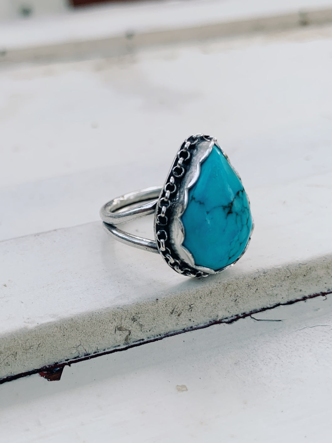 Anillo con Turquesa y bisel de cadena. Sleeping Beauty Turquoise